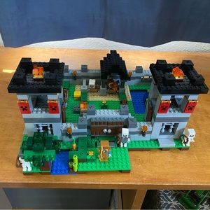 Lego Minecraft The Fortress 21127 with mini figures